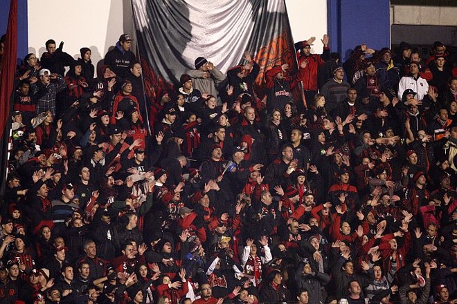 Torcida atleticana apoia o Furacão diante do Paysandu na Vila Capanema |
