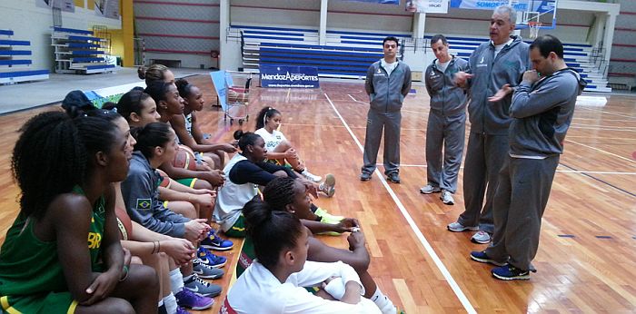 Luiz Augusto Zanon conversa com as jogadoras em treino: técnico está promovendo a renovação da seleção feminina de basquete | Divulgação CBB