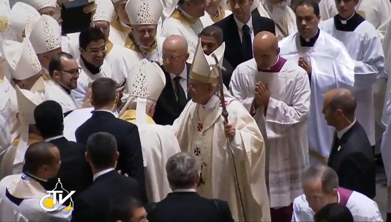 Papa cumprimenta religiosos ao fim da missa | Reprodução/Vatican CTV