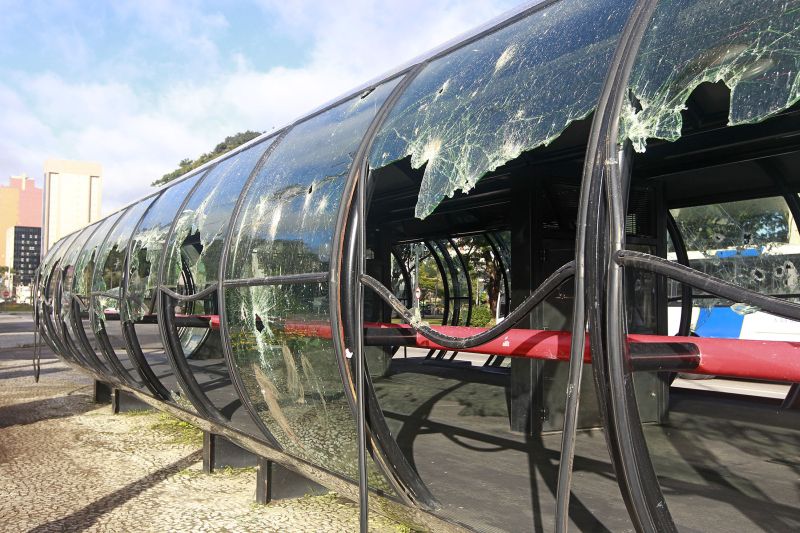 Estação-tubo depredada na Avenida Cândido de Abreu. Desfecho de protesto de sexta-feira chocou curitibanos | Fotos: Antônio More/Gazeta do Povo