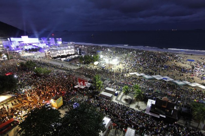 Multidão reunida em Copacabana, na JMJ, na noite de sexta |