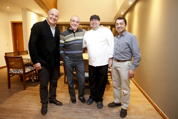 O arquiteto Jayme Bernardo (à esq.), os chefs Danio Braga e Paulino da Costa e o restaurateur Francisco Urban no jantar de degustação da Trattoria do Victor, novo restaurante do Grupo Píer do Victor | André Luiz Rodrigues/Gazeta do Povo