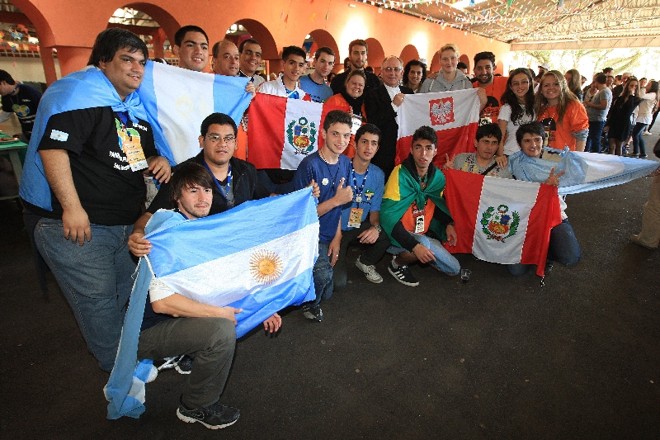 Jovens peregrinos no Bosque São Cristóvão, em Curitiba, na última quinta-feira: diversidade à força | 