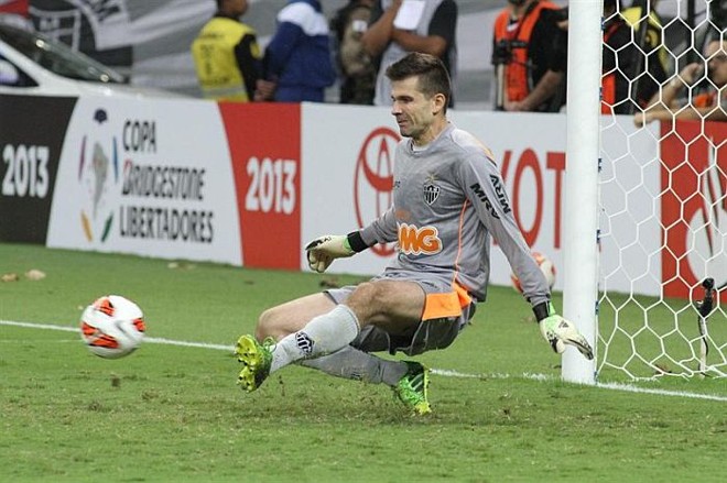 Na final contra o Olimpia, o goleiro do Atlético-MG, Victor, voltou a defender pênalti |