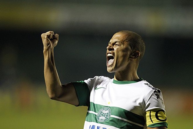 Alex comemora mais um gol de falta, o terceiro diante da Ponte Preta | 