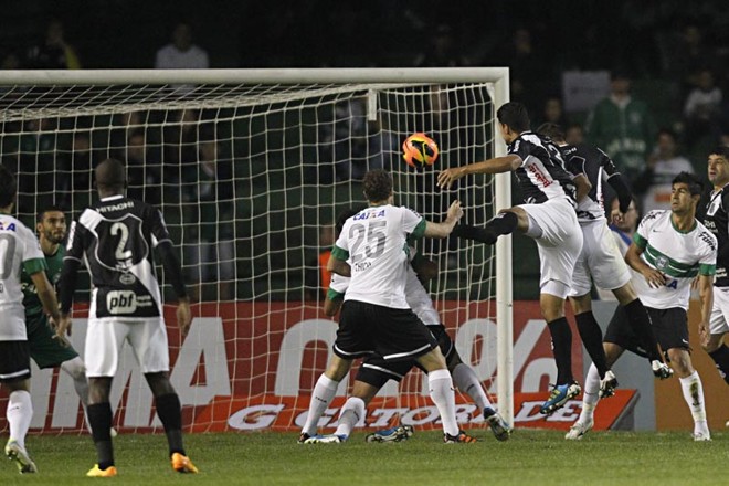 Ponte Preta marca o primeiro gol contra o Coritiba | 