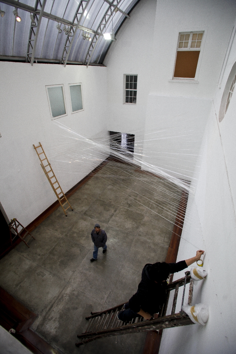 O artista levou três dias para concluir a instalação no MAC | André Rodrigues/Gazeta do Povo