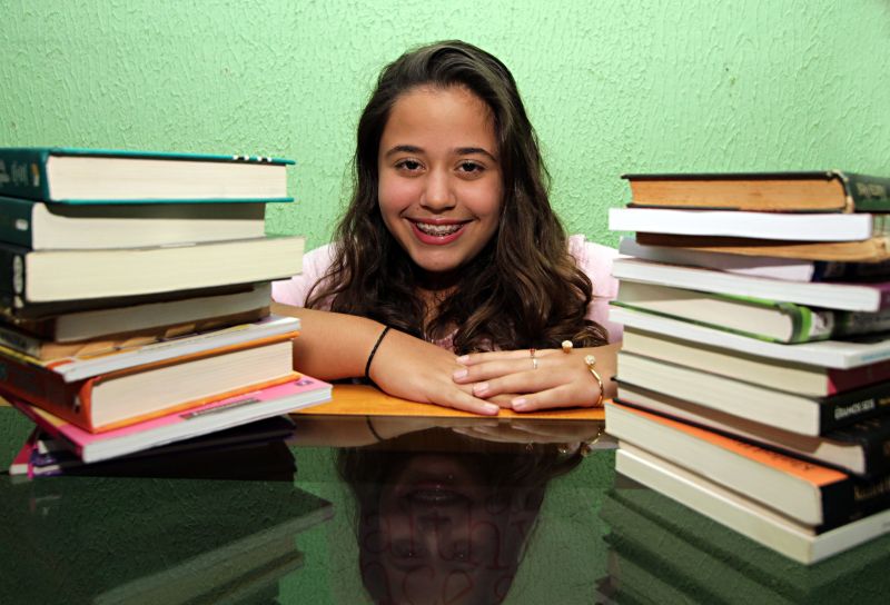 Kamila Eduarda Pereira gosta tanto de livros que lê em média duas obras por semana: uma verdadeira bibliófila | Christian Rizzi/ Gazeta do Povo