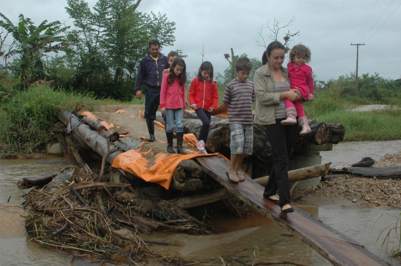 Ponte improvisada: quando chove, crianças não vão à escola | Oswaldo Eustaquio/Gazeta do Povo