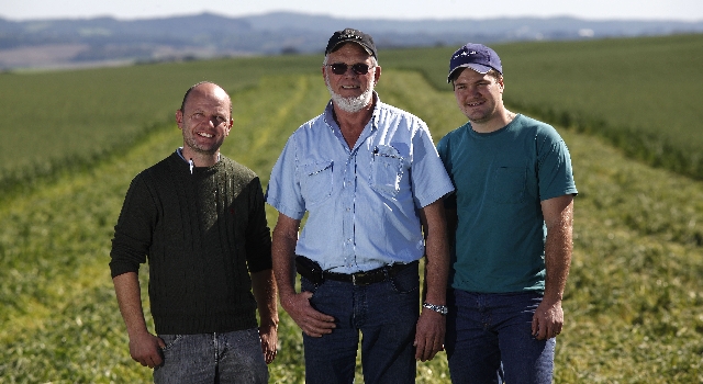 Produtor Hans Jan Groenwold, dono da fazenda premiada, entre o técnico Lucas Simão Hubert e o gerente Igor Van Den Broek: “tudo baseado na agricultura de precisão” | Jonathan Campos/gazeta Do Povo
