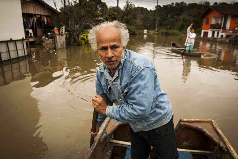 José Morais já se habituou com as cheias do Iguaçu: na semana passada, a água invadiu o terreno dele, assim como em 1983 | Marcelo Andrade/ Gazeta do Povo