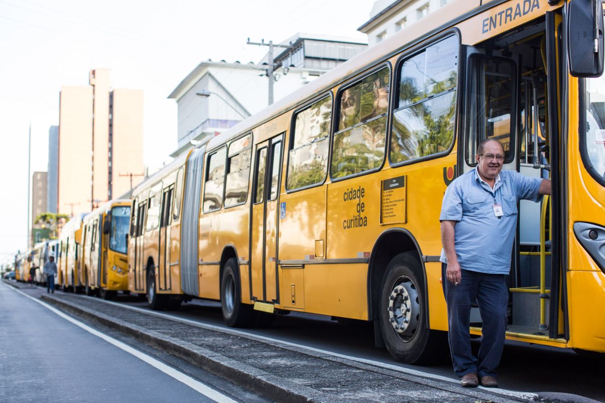 Fila de ônibus na Rua Alferes Poli, nas proximidades da Rui Barbosa | Brunno Covello/Gazeta do Povo