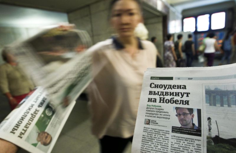 Jornal com notícia de Snowden, no metrô moscovita | Maxim Shemetov/Reuters