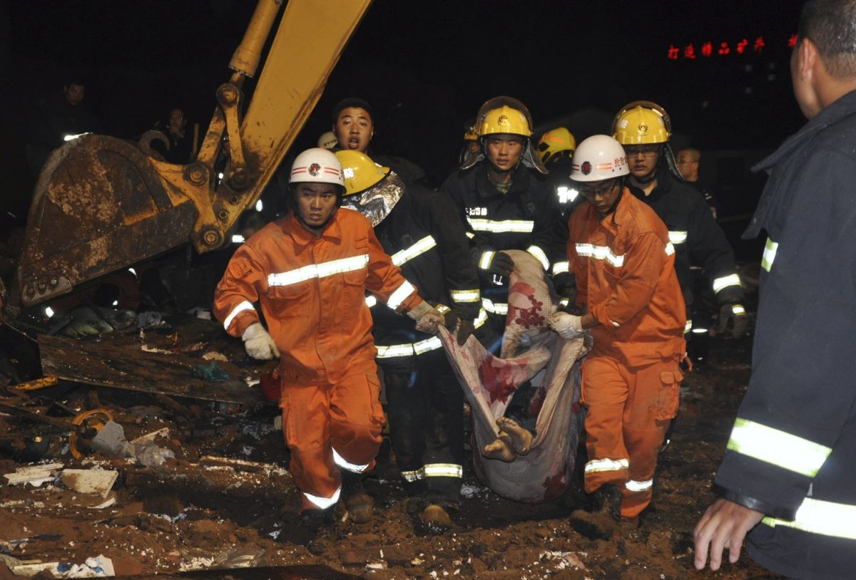 Equipes de resgate trabalham na tentativa de salvamento dos afetados pelo deslizamento | Reuters/Stringer