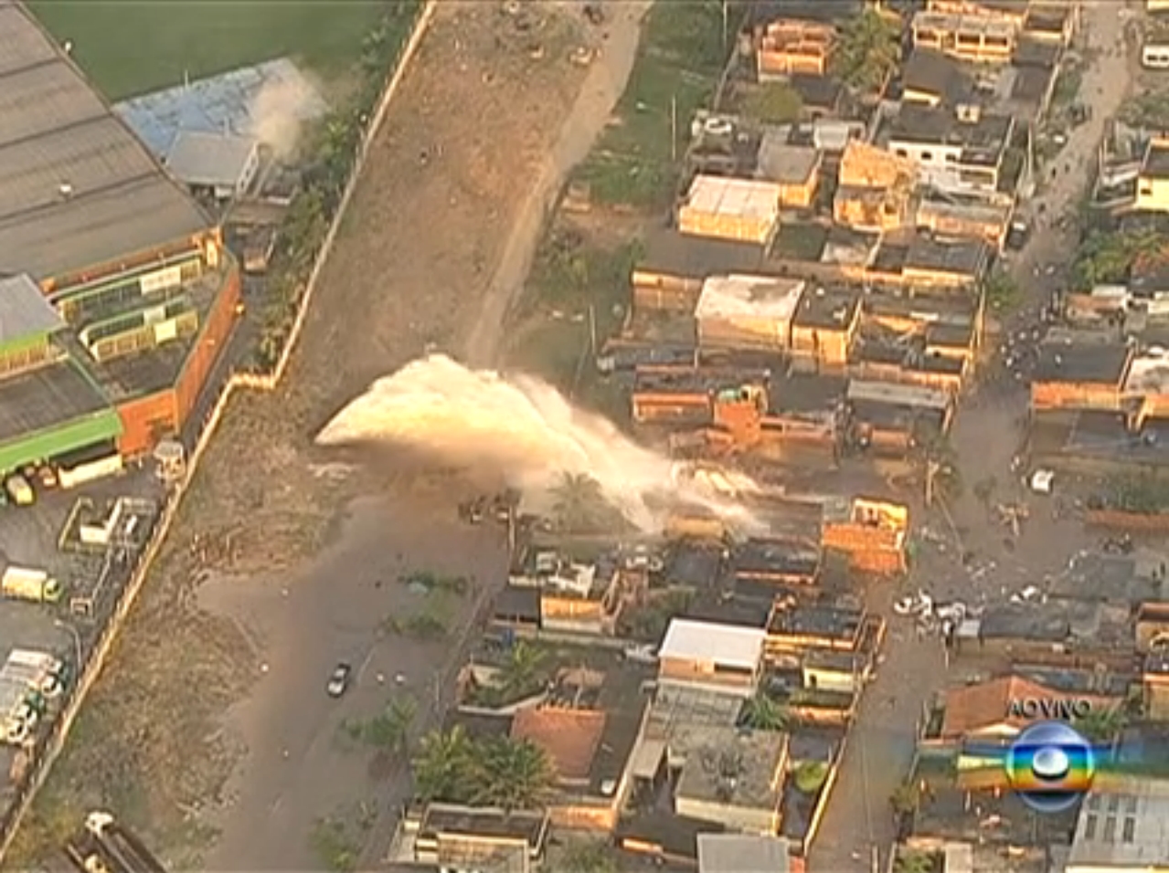 Adutora jorra água sobre casas no bairro Campo Grande, zona oeste do Rio | Reprodução/TV Globo