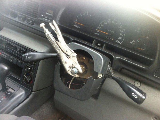 Foto de divulgação da polícia australiana mostra como o condutor guiava o carro sem o volante | EFE/South Australia Police