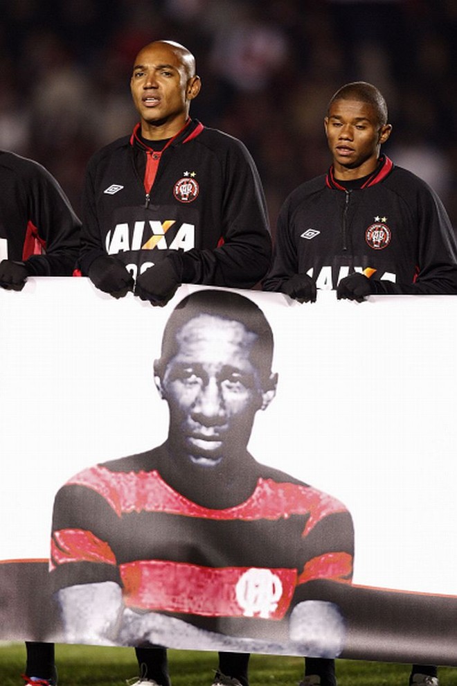 Jogadores do Atlético entraram em campo com uma faixa em homenagem ao ídolo Djalma Santos, morto na última terça-feira |
