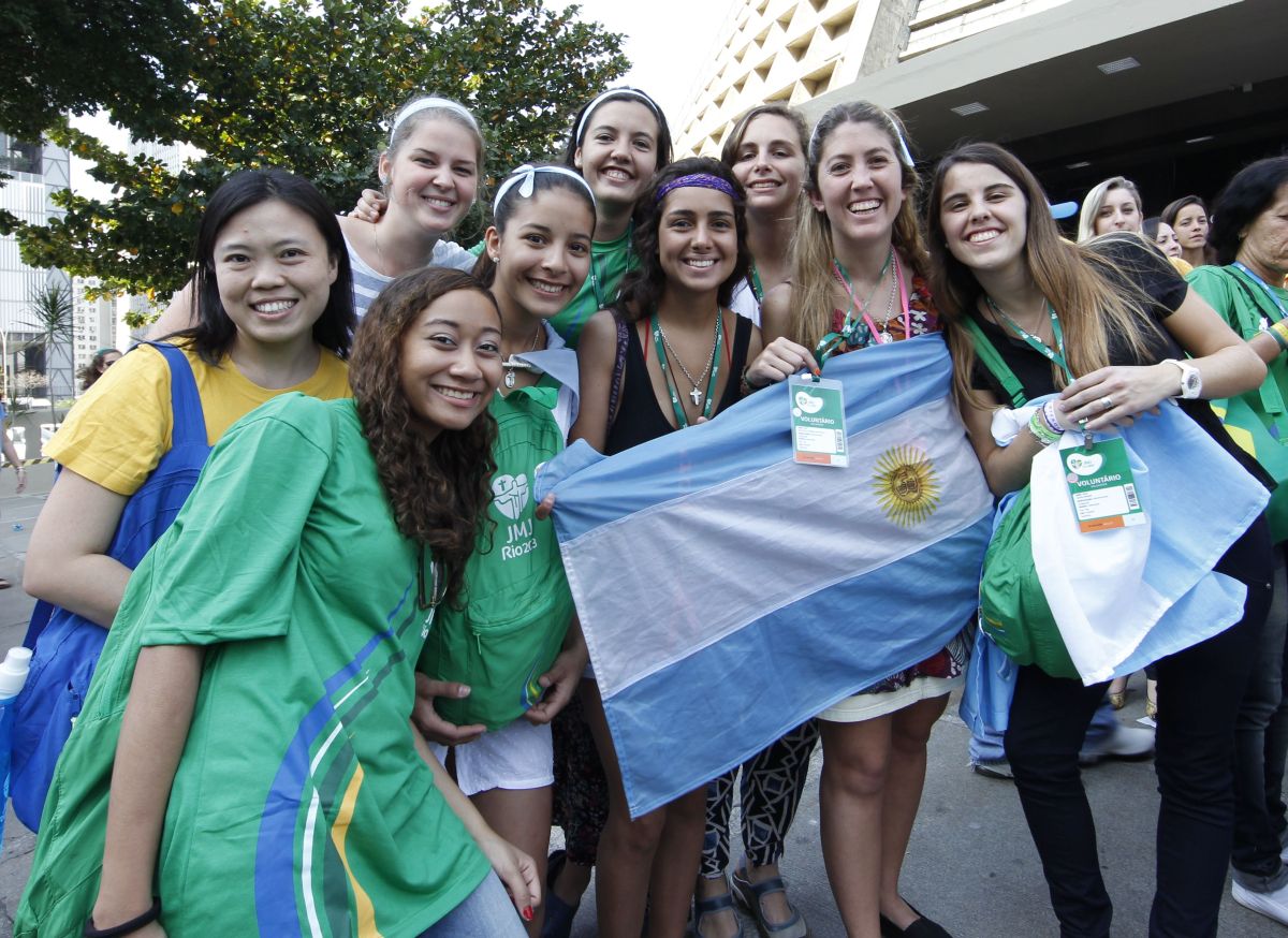 Argentinos marcam presença na Catedral do Rio de Janeiro para receber o papa Francisco | Aniele Nascimento/Agência de Notícias Gazeta do Povo