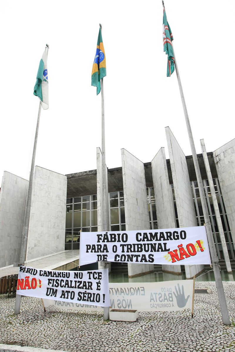 Manifestantes levaram faixas para a frente do Tribunal | Fotos: Ivonaldo Alexandre/ Gazeta do Povo