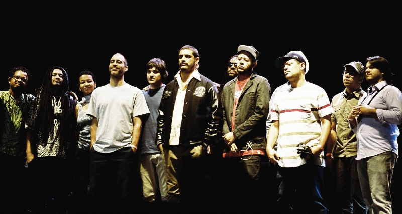 Criolo e Emicida (no centro) fazem um apanhado de suas carreiras e homenageiam clássicos do rap nacional | Caroline Bittencourt/Divulgação