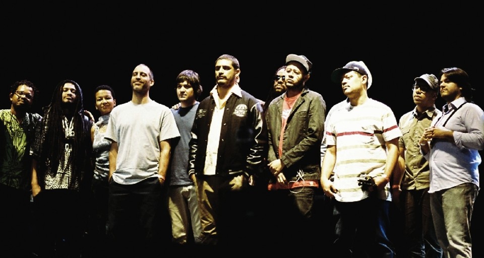 Criolo e Emicida (no centro) fazem um apanhado de suas carreiras e home­nageiam clás­sicos do rap nacional | Caroline Bittencourt/Divulgação