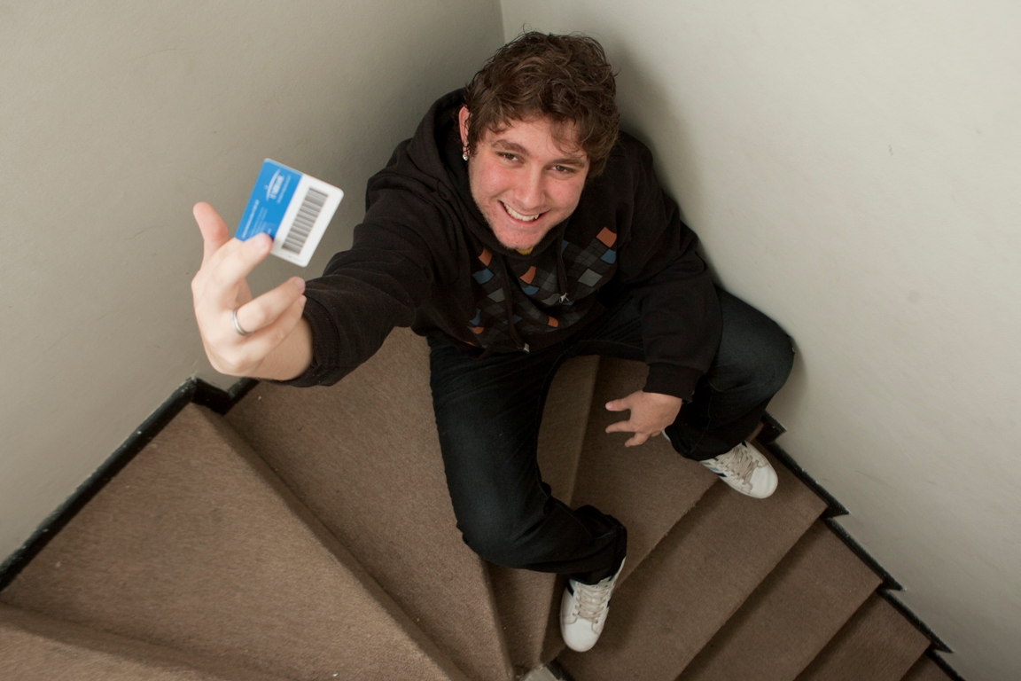 Para Ricardo Branco, sem a carteirinha de estudante, sua vida social seria reduzida. | Marcelo Andrade / Gazeta do Povo