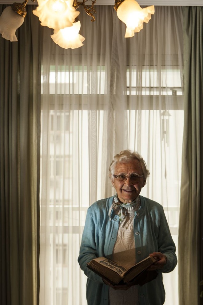 Irene Winter e a Bíblia impressa em 1925 na Alemanha e resgatada na casa alagada há três décadas: