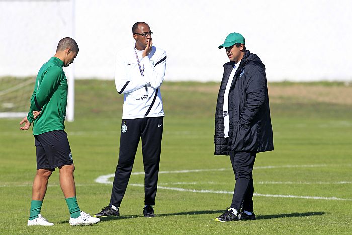 Alex conversa com o preparador físico Glydiston Ananias e o técnico Marquinhos Santos: Coritiba é o único invicto no Brasileirão | Antonio More / Gazeta do Povo