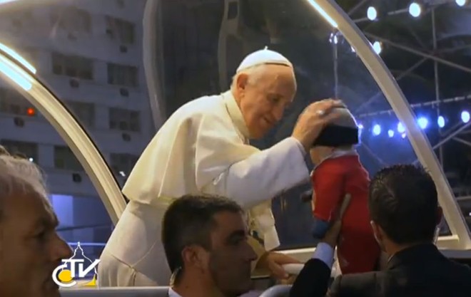 Francisco desfila em papamóvel e abençoa crianças |