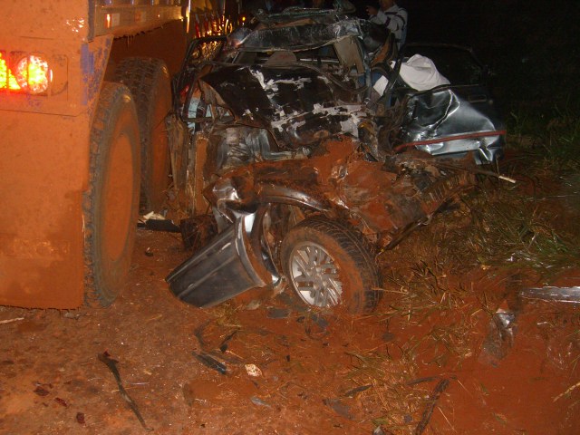 A PRE não soube precisar a causa do acidente, mas informou que o carro invadiu a pista contrária e bateu no caminhão | Divulgação / PRE