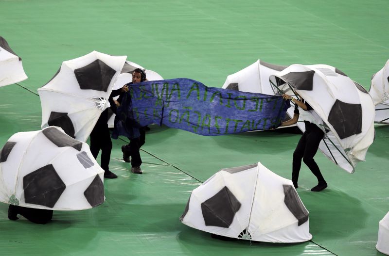 Figurante protesta contra a privatização do Maracanã. durante a cerimônia de encerramento | Paulo Whitaker/Reuters