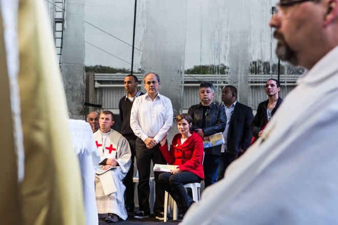 O prefeito Gustavo Fruet e a primeira-dama Márcia Fruet acompanharam a missa na lateral do palco | 