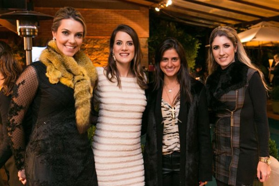Amanda Cidral (de gola de pele), Tayana Passos (de branco) e Luciana Krizanowski (última à dir.) lançaram o blog Wedding & Love na última quinta-feira no Bistrô Duchamp. Também na foto, Marieli Araujo, da ME Movelaria | Fer César