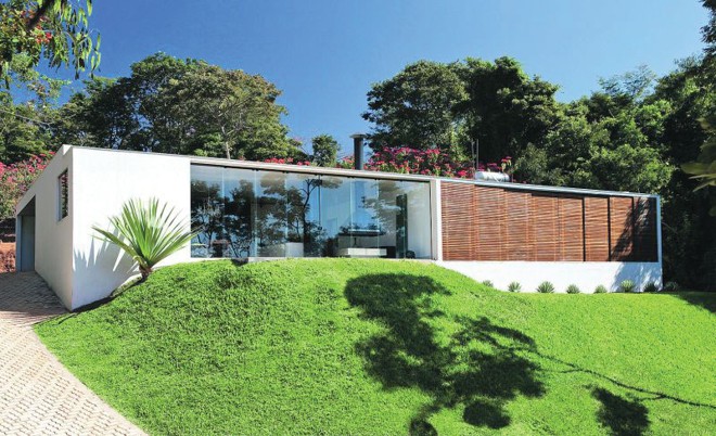 Casa projetada por Estela Netto e Adriana Morávia é claramente inspirada no meste alemão |