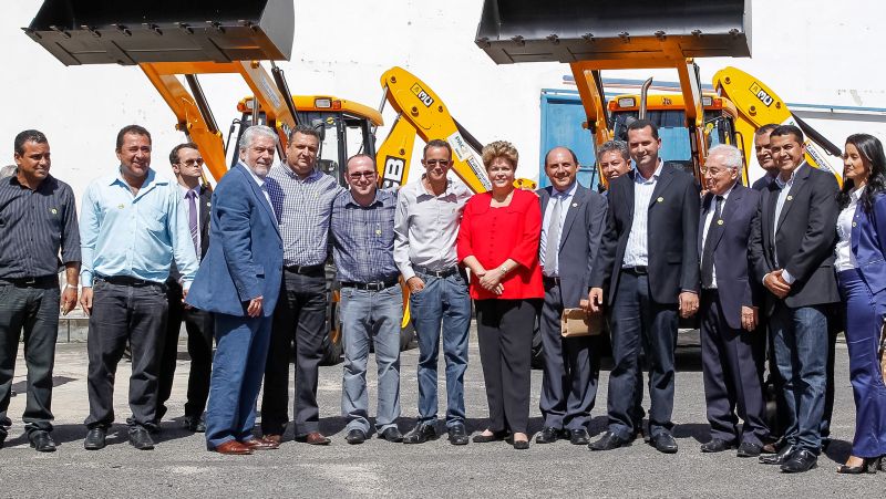 A presidente Dilma Rousseff posa para foto com prefeitos durante cerimônia de lançamento do Plano Safra Semiárido 2013/2014 em Salvador nesta quinta-feira (4) | Roberto Stuckert Filho / Presidência da República / Divulgação