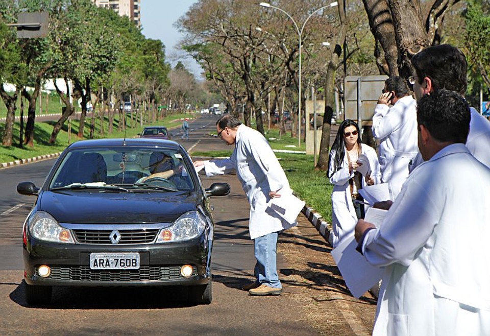 Médicos do Hospital Municipal Germano Lauck, em Foz do Iguaçu, distribuíram panfletos. Eles protestam por melhores salários e pela regularização dos contratos de trabalho | Christian Rizzi/Agência de Notícias Gazeta do Povo