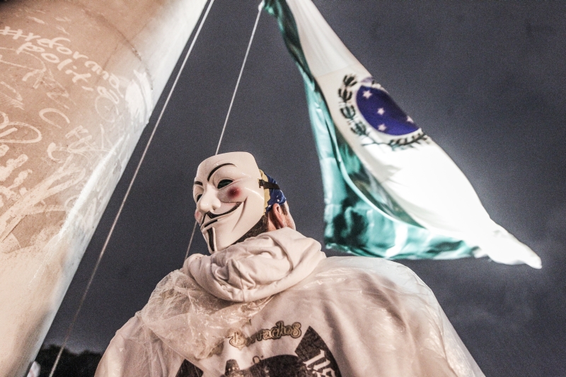 Manifestante no Palácio Iguaçu, em Curitiba: membros do Anonymous engrossaram protestos | Daniel Castellano/ Gazeta do Povo