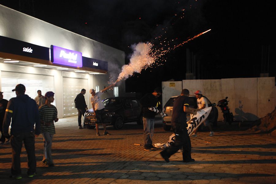 Confusão marcou o fim do ato em frente à casa do governador Beto Richa | André Rodrigues/Agência de Notícias Gazeta do Povo