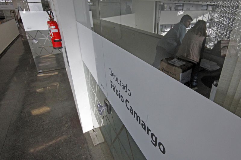 Entrada do gabinete em disputa: sala ficou com Mara Lima | Albari Rosa / Agência de Notícias Gazeta do Povo