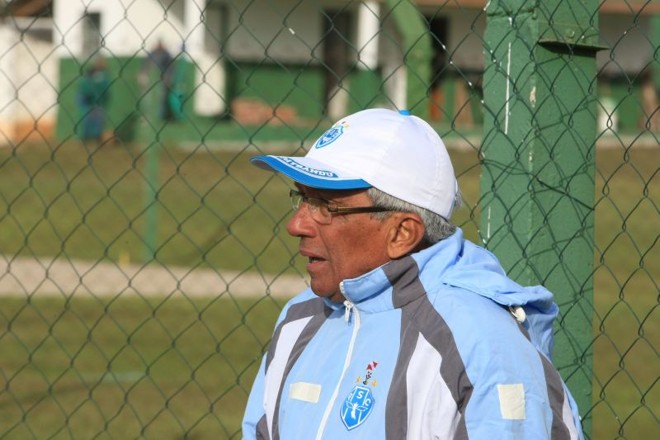 O técnico Givanildo Oliveira durante treino do Paysandu nesta gelada terça-feira em Curitiba | 