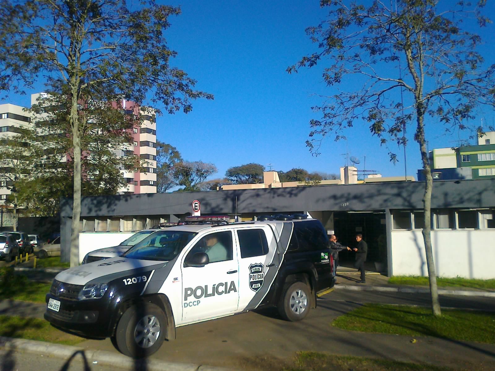 Nove, dos dez presos até a manhã desta quinta (18), estavam na Delegacia de Furtos e Roubos de Veículos, no bairro Vila Izabel | Aniele Nascimento / Agência de Notícias Gazeta do Povo