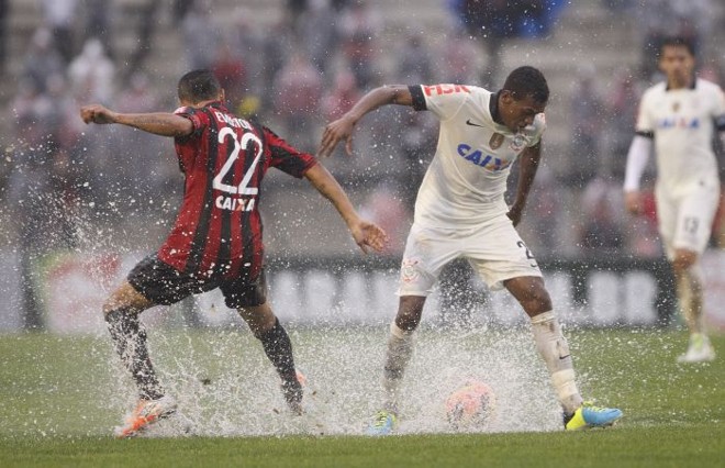 Chuva intensa deixou gramado encharcado na Vila Capanema. | 