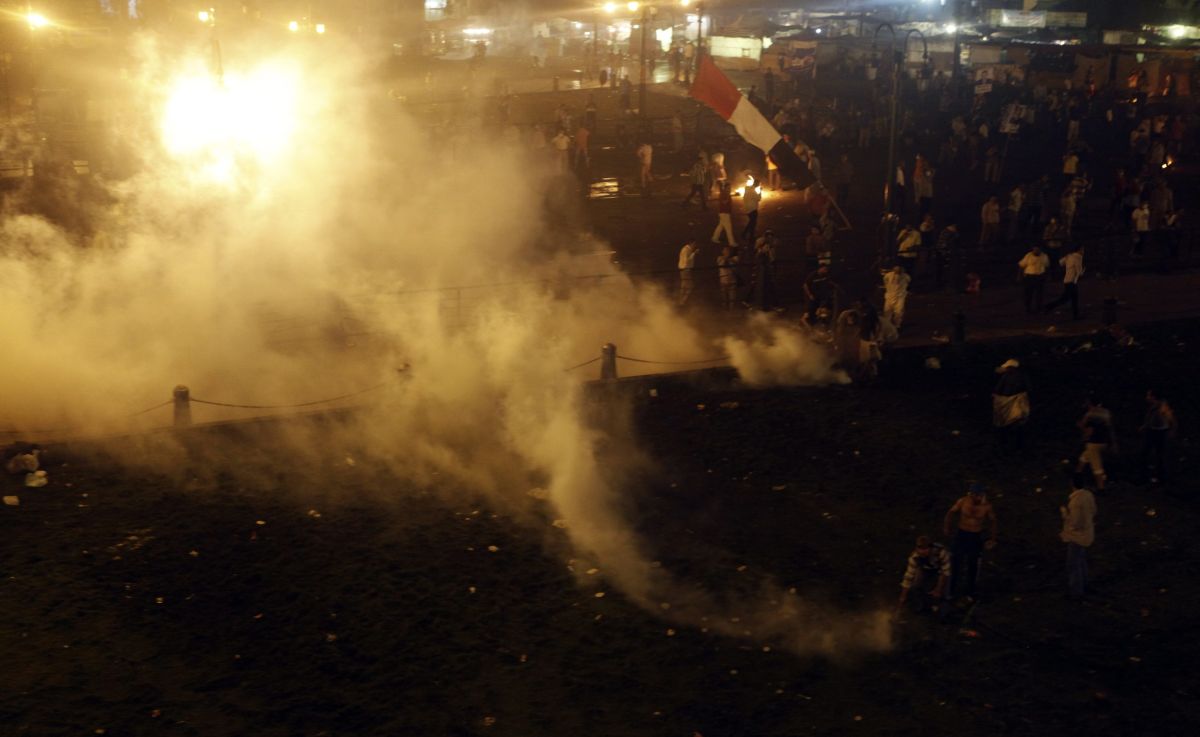 Em Ramsis, na região central do Cairo, manifestantes são dispersados com gás pelas forças de segurança | Reuters/Amr Abdallah Dalsh