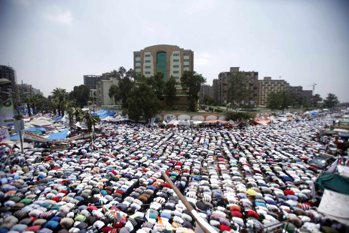 Manifestantes pró-Mursi fazem suas orações semanais na praça de Rabaa Adawiya | Reuters/Khaled Abdullah
