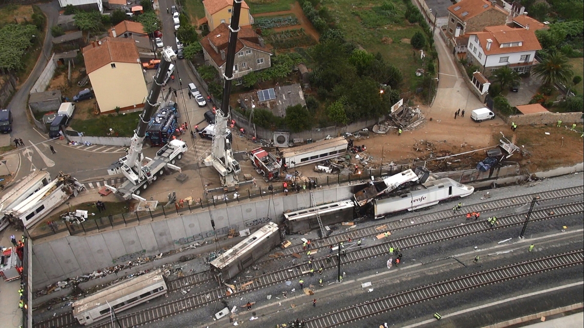 Vista aérea da área do acidente que ocorreu no noroeste da Espanha | Reuters/Aeromedia.es