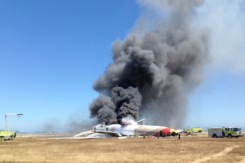 Bombeiros tentam conter fogo em avião da empresa sul-coreana Asiana Airlines, que colidiu contra pista do aeroporto de São Francisco no sábado | Reuters/Xu Da