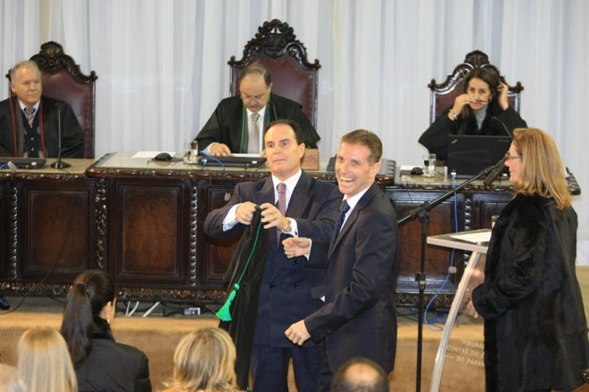 O desembargador Clayton Camargo veste a toga no filho: ele encarou os manifestantes todo o tempo |