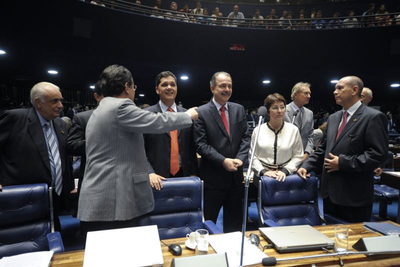 Ao centro, o ministro da Educação, Aloizio Mercadante, visita o plenário do Senado nesta terça e sinaliza que o governo Dilma irá sancionar o texto sobre a destinação dos royalties do petróleo conforme a aprovação do Congresso | Moreira Mariz/Agência Senado