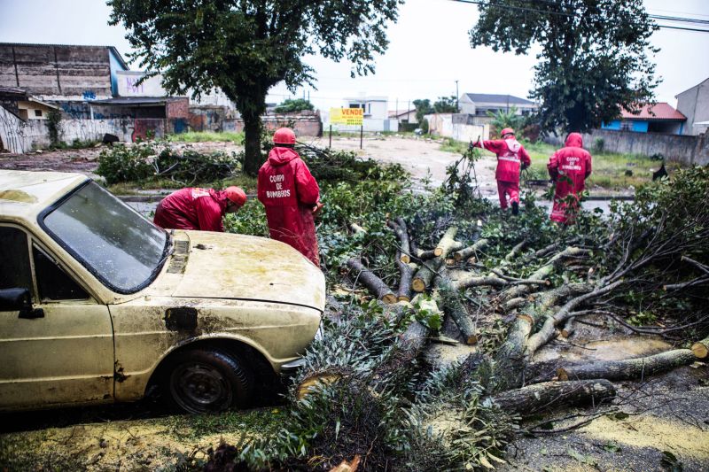 Estragos provocados pela chuva na Rua Cruzeiro do Sul, no Sítio Cercado. Outros cinco bairros da capital foram atingidos | Brunno Covello/Gazeta do Povo