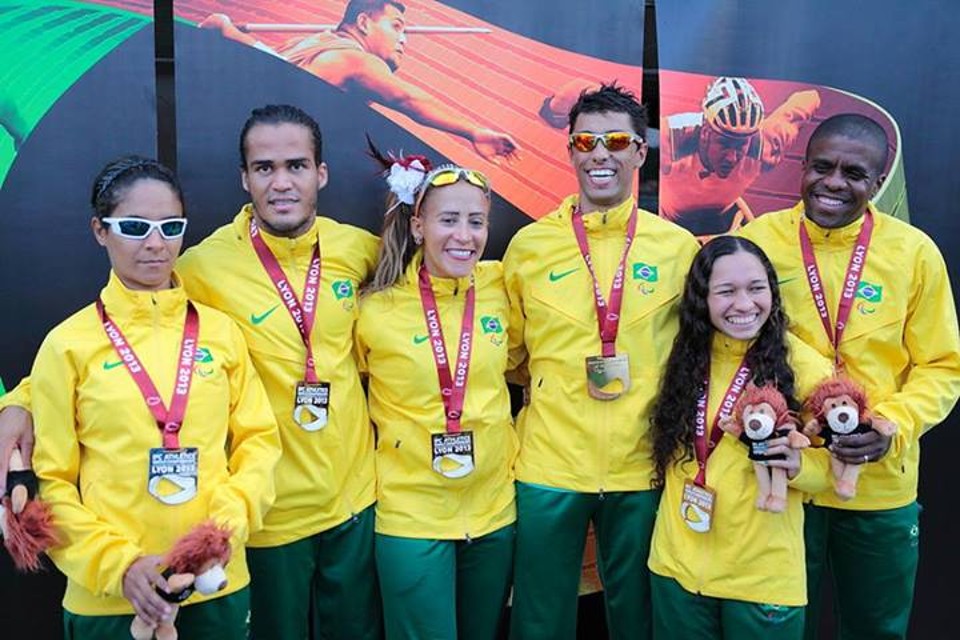 Terezinha e Guilherme (ambos ao centro) já haviam garantido medalha de ouro nos 100 metros rasos da classe T11 | Divulgação